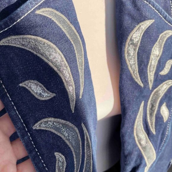 Vintage Embroidered Denim Jacket: Oversized 90s Jean Coat (M-XL) - Picture 5 of 9